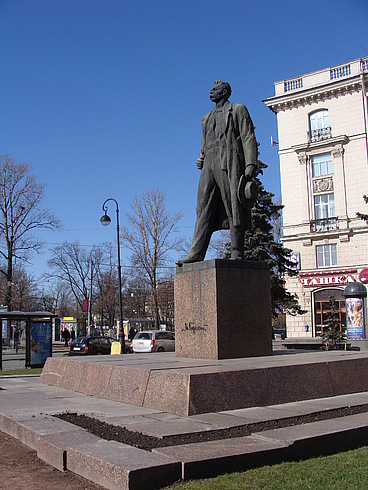 Памятник пролетарскому писателю Максиму Горькому.