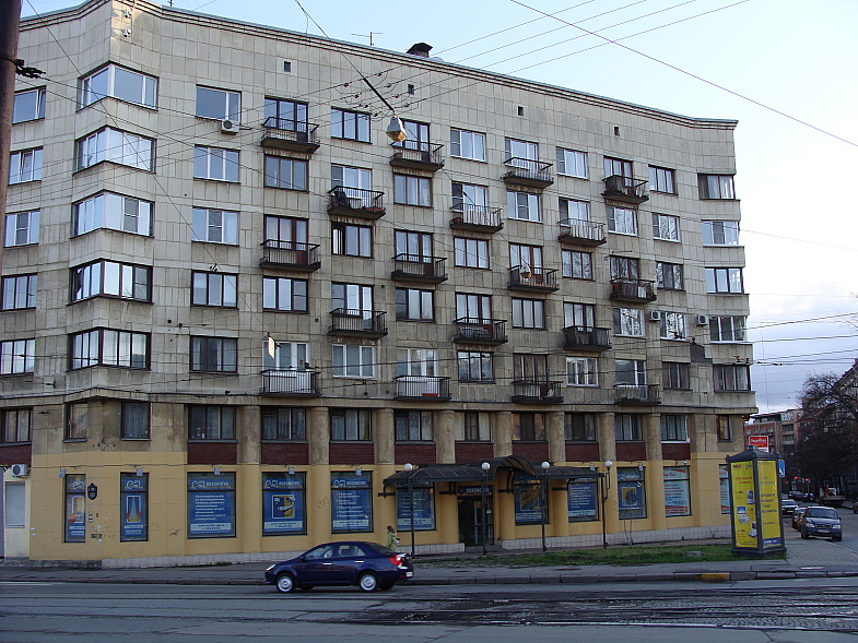 В этом здании в Ленинграде находился пивной бар Янтарный