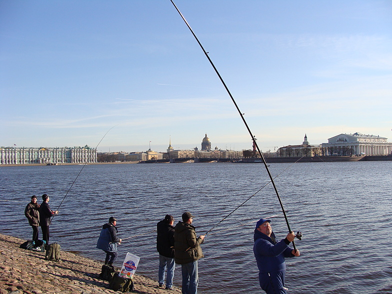 Питер. Заячий остров. Рыбаки ловят рыбу на Неве.